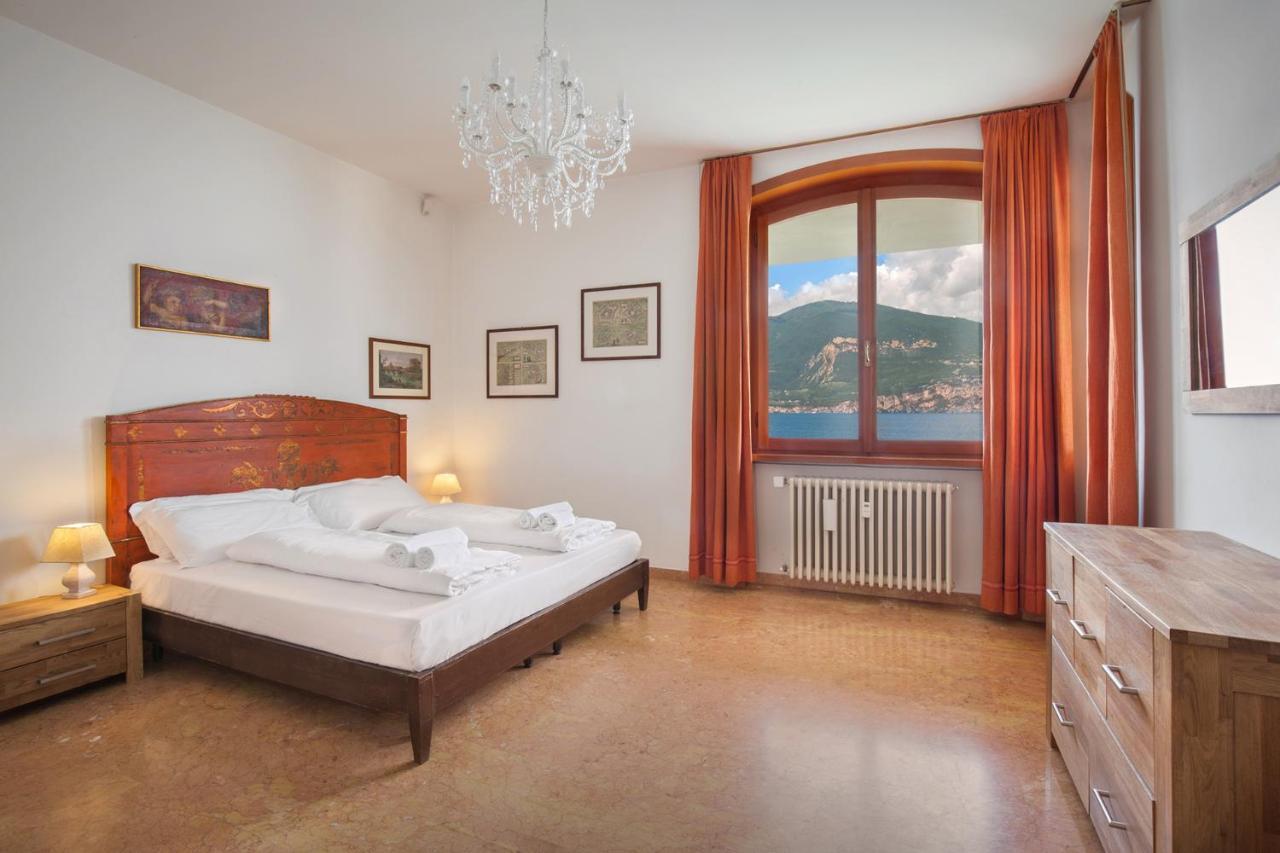 Villa Francesca-Grande appartamento in riva al lago Brenzone sul Garda Esterno foto
