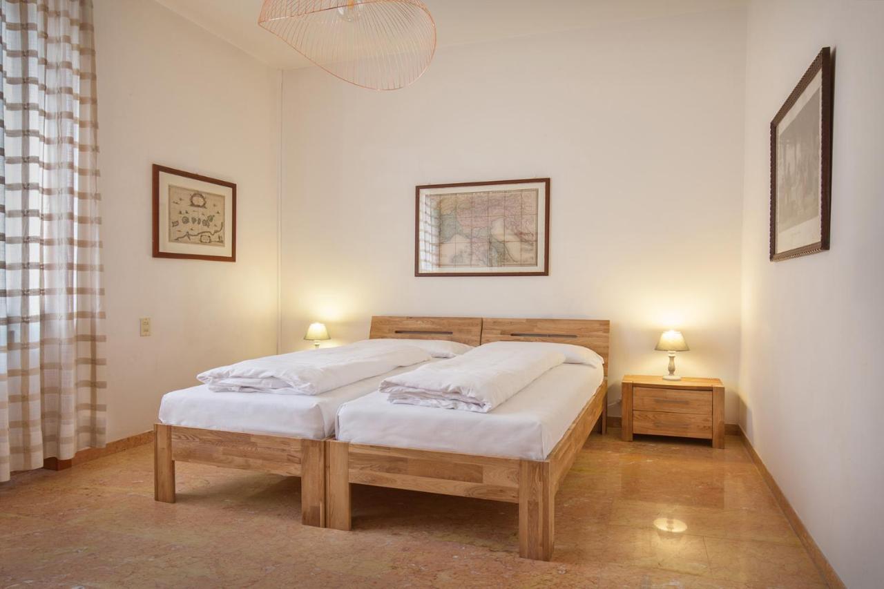 Villa Francesca-Grande appartamento in riva al lago Brenzone sul Garda Esterno foto