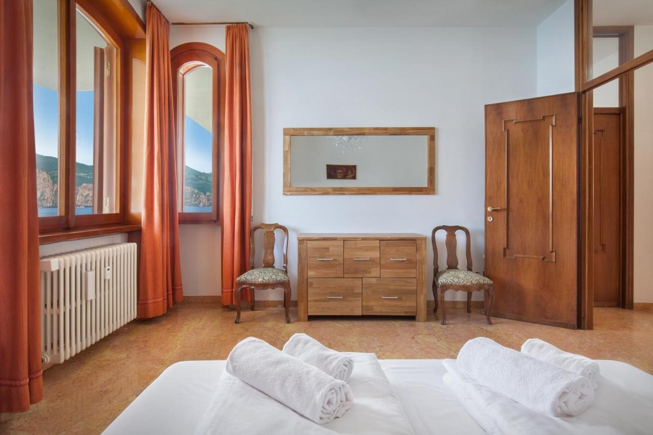 Villa Francesca-Grande appartamento in riva al lago Brenzone sul Garda Esterno foto