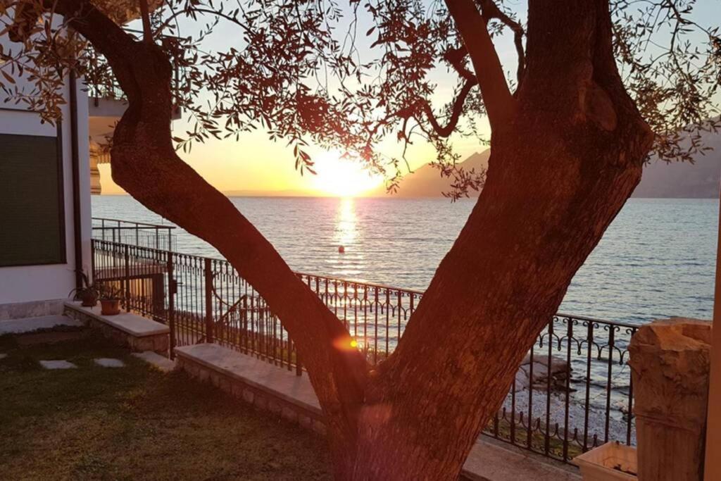 Villa Francesca-Grande appartamento in riva al lago Brenzone sul Garda Esterno foto