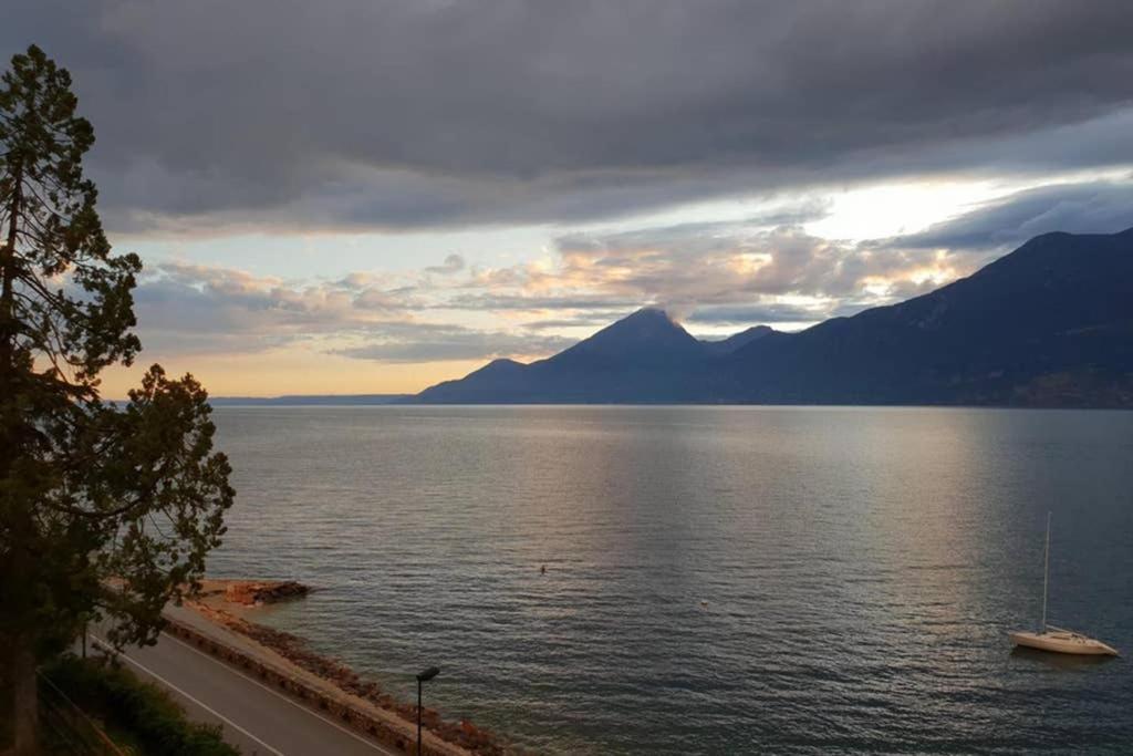 Villa Francesca-Grande appartamento in riva al lago Brenzone sul Garda Esterno foto