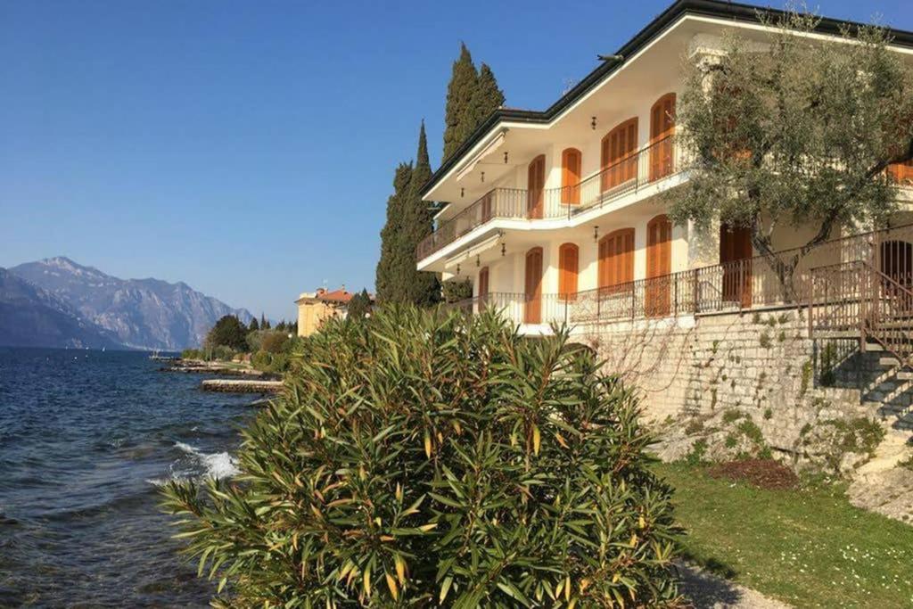 Villa Francesca-Grande appartamento in riva al lago Brenzone sul Garda Esterno foto