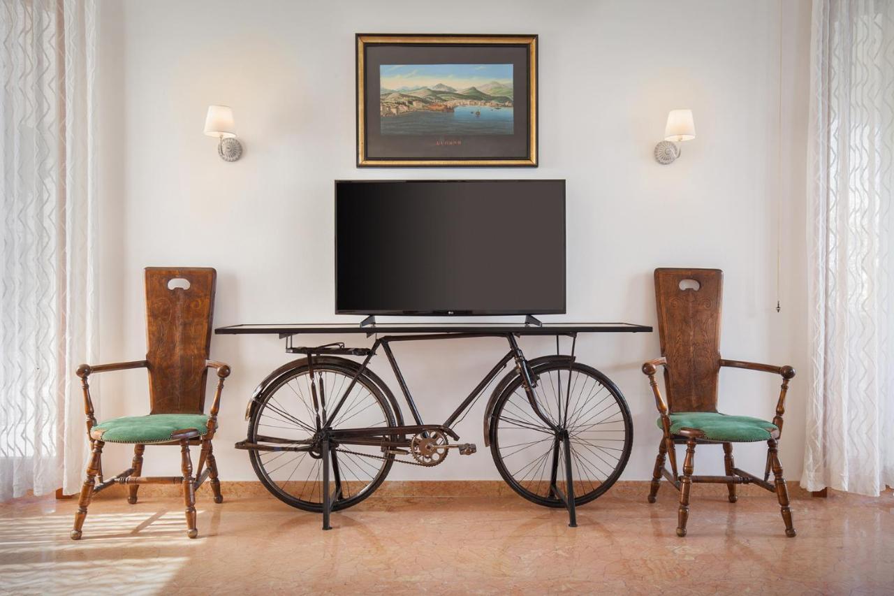 Villa Francesca-Grande appartamento in riva al lago Brenzone sul Garda Esterno foto